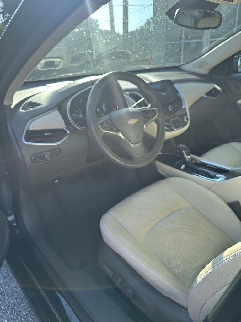 Photo 4 of this CHEVROLET MALIBU