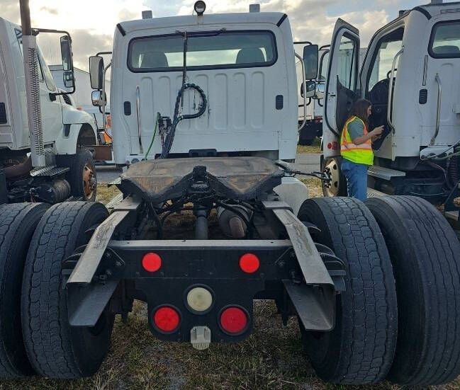 Photo 4 of this FREIGHTLINER
