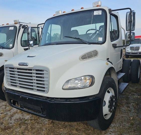 Photo 2 of this FREIGHTLINER