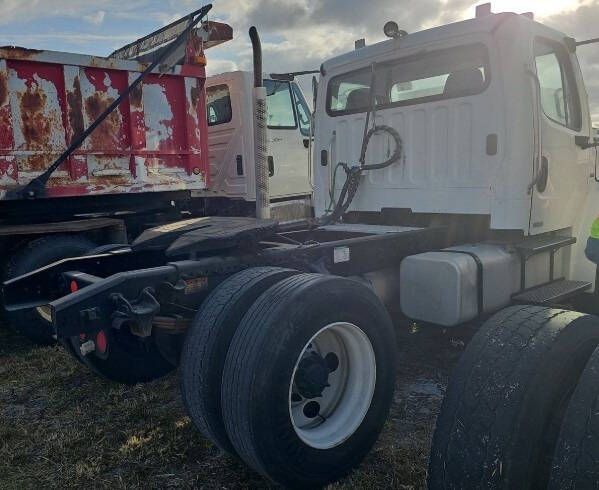 Photo 5 of this FREIGHTLINER