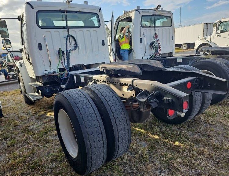 Photo 6 of this FREIGHTLINER