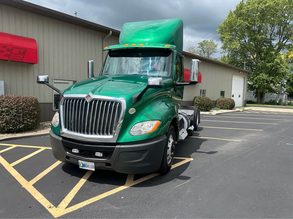 Photo 2 of this INTERNATIONAL LT625 6X4