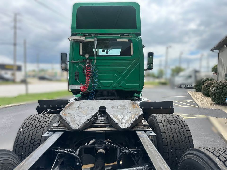 Photo 11 of this INTERNATIONAL LT625 6X4