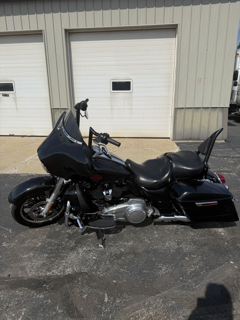 Photo 2 of this HARLEY DAVIDSON FLHT