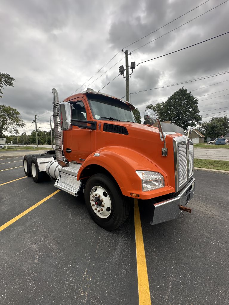 Photo 4 of this KENWORTH T880