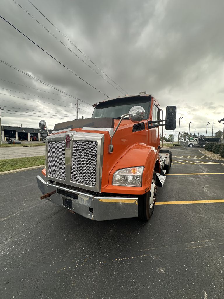 Photo 10 of this KENWORTH T880