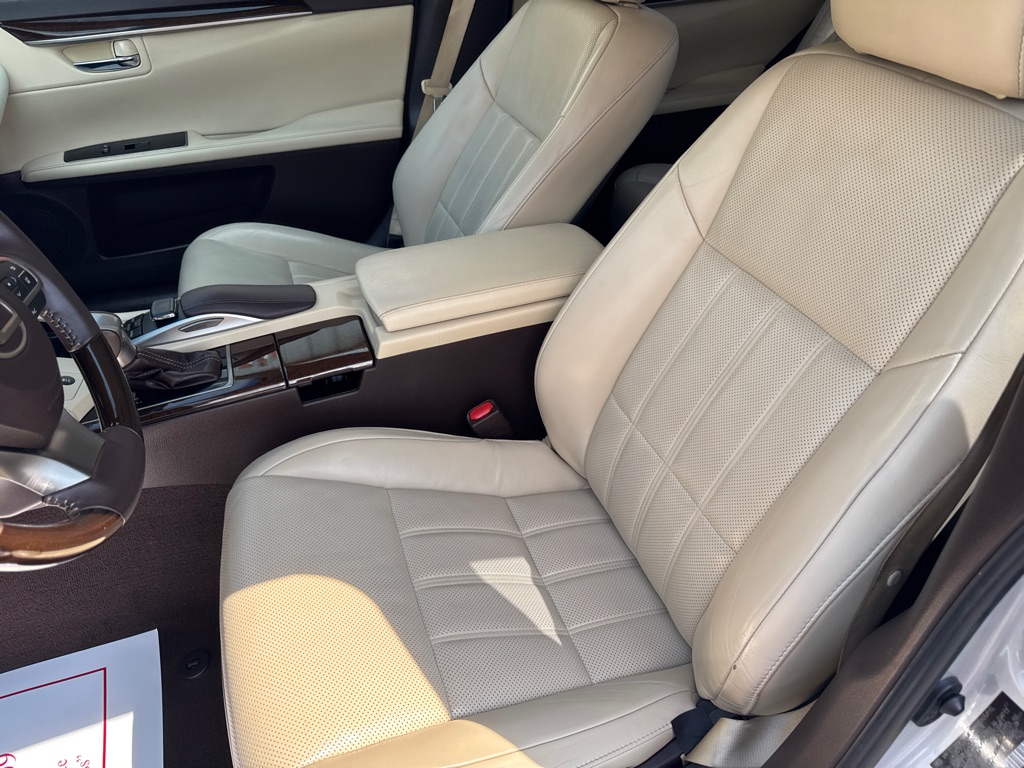Photo 10 of this LEXUS ES 350