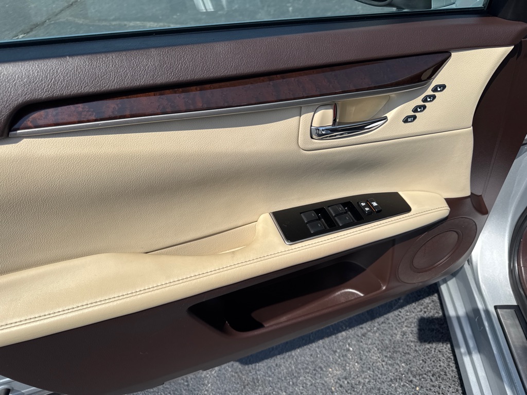 Photo 9 of this LEXUS ES 350