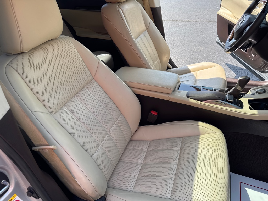 Photo 18 of this LEXUS ES 350