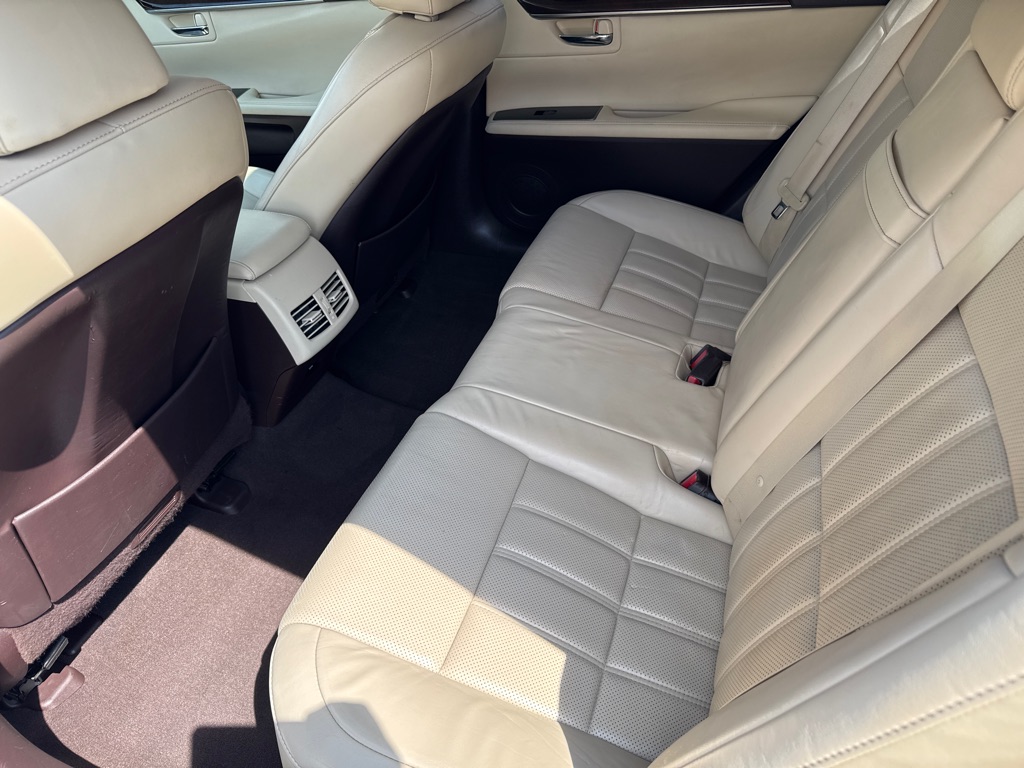Photo 15 of this LEXUS ES 350