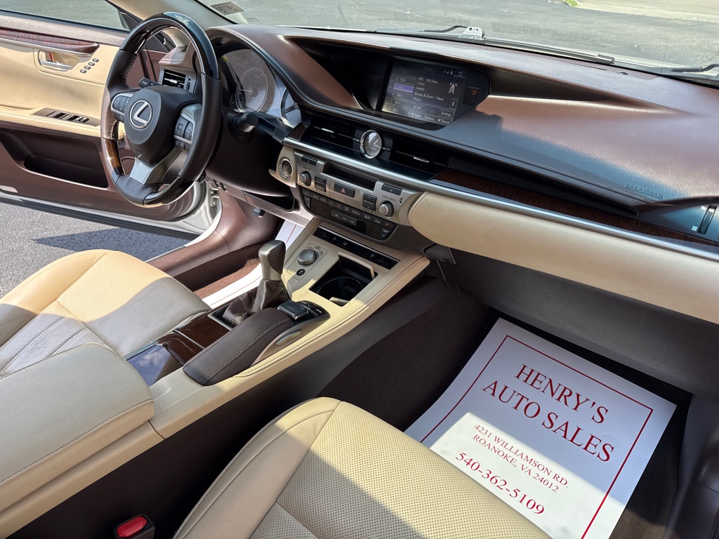 Photo 17 of this LEXUS ES 350
