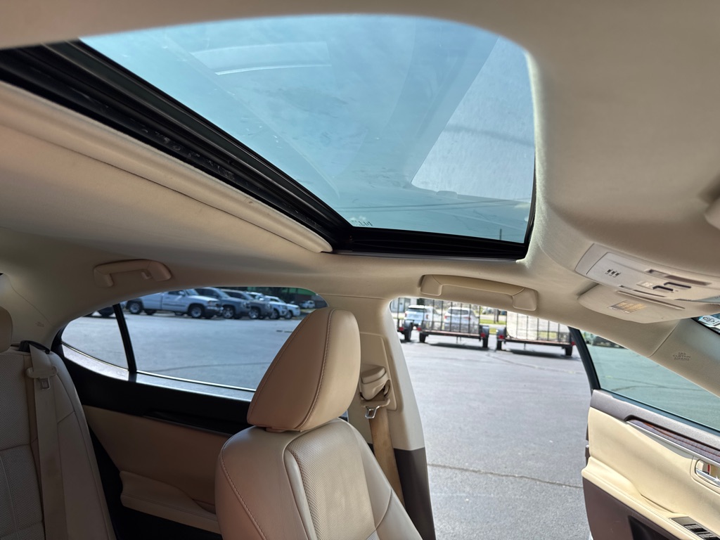 Photo 19 of this LEXUS ES 350