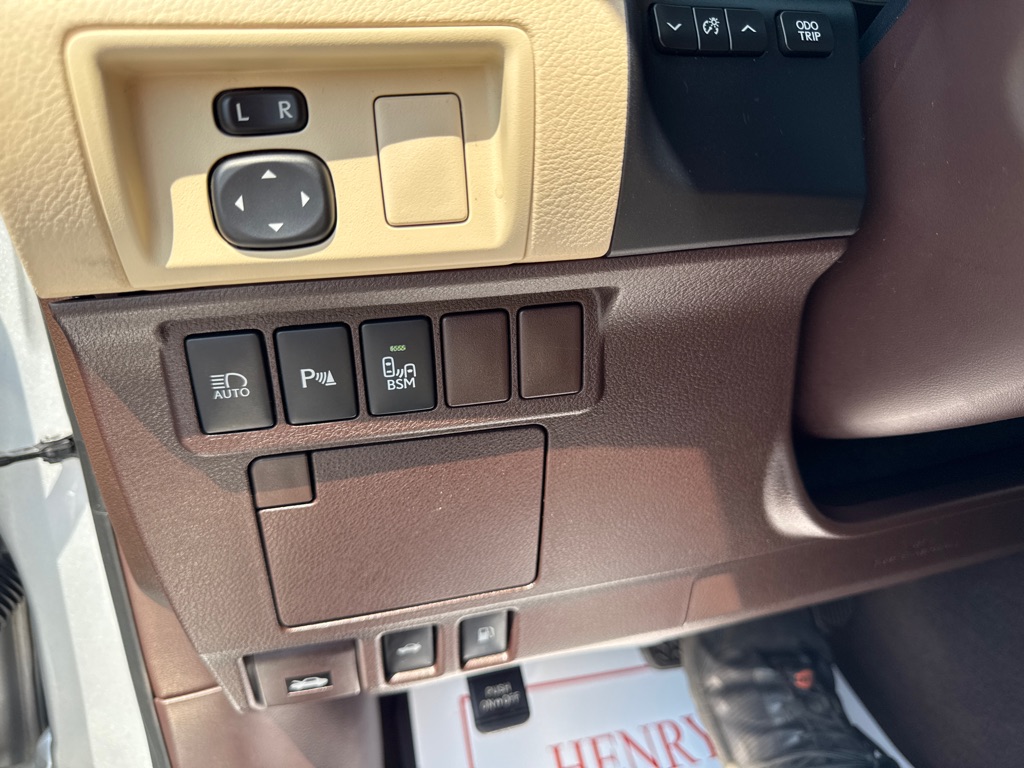 Photo 12 of this LEXUS ES 350