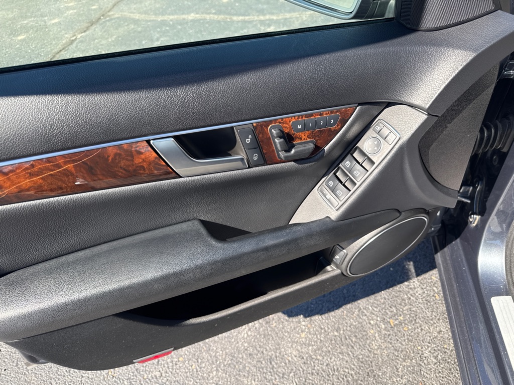Photo 8 of this MERCEDES-BENZ C-CLASS