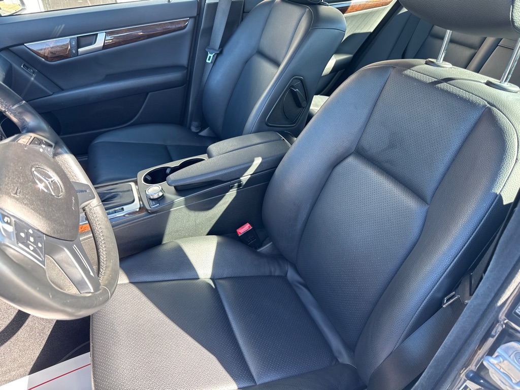 Photo 9 of this MERCEDES-BENZ C-CLASS