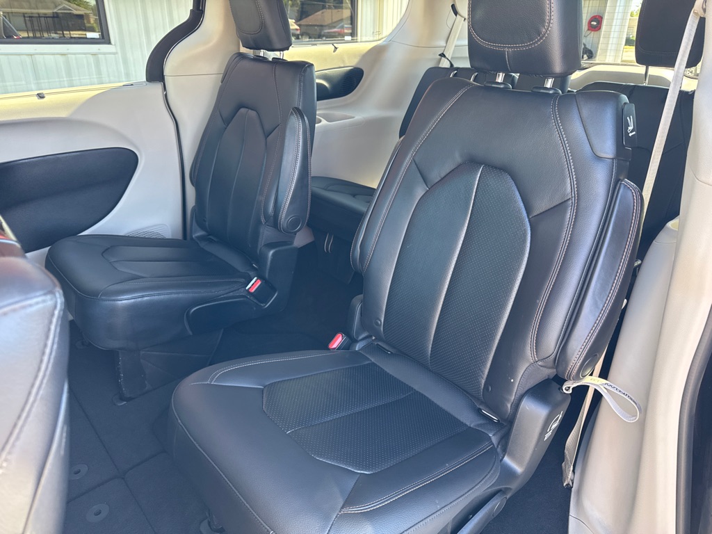 Photo 14 of this CHRYSLER PACIFICA