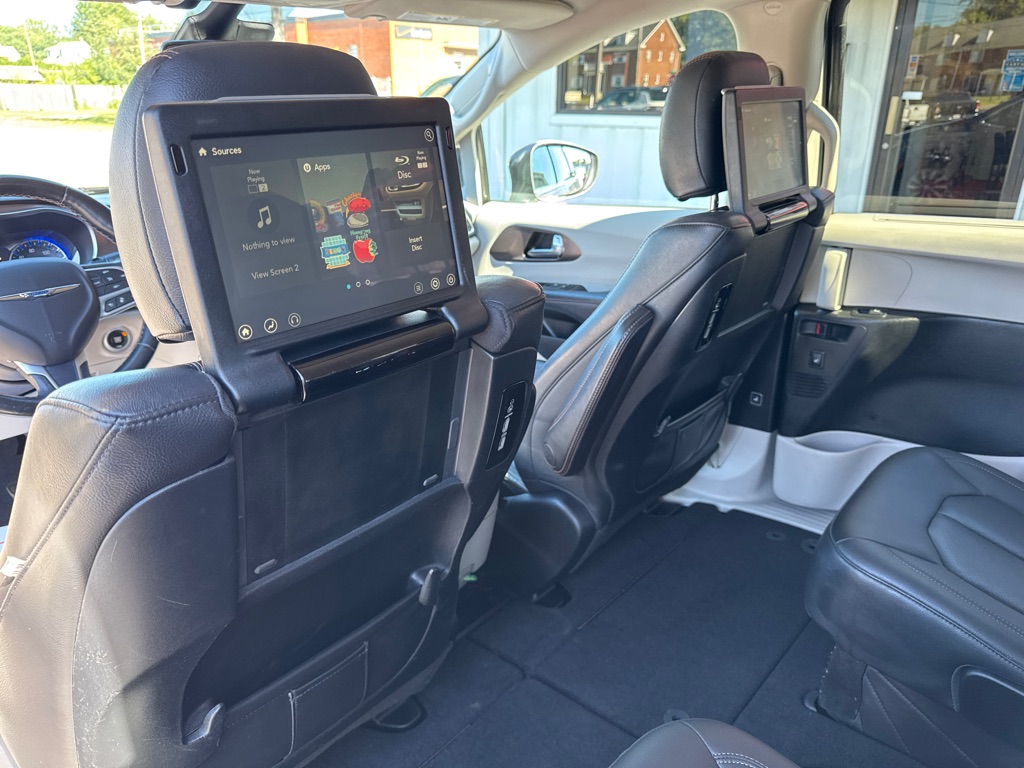 Photo 15 of this CHRYSLER PACIFICA