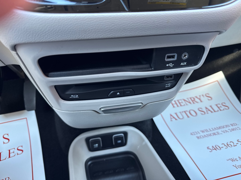 Photo 13 of this CHRYSLER PACIFICA