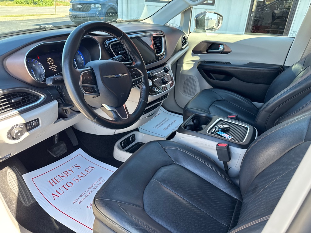Photo 8 of this CHRYSLER PACIFICA