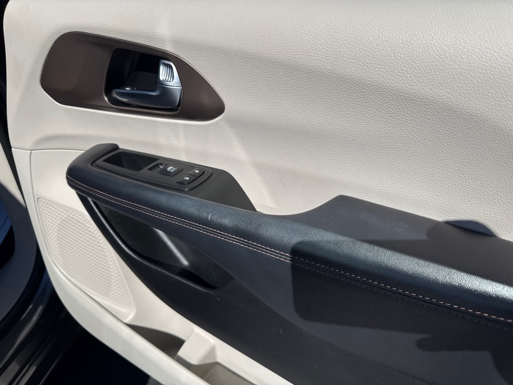 Photo 21 of this CHRYSLER PACIFICA
