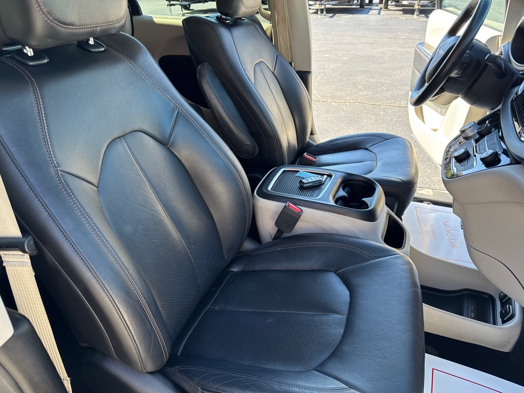 Photo 19 of this CHRYSLER PACIFICA
