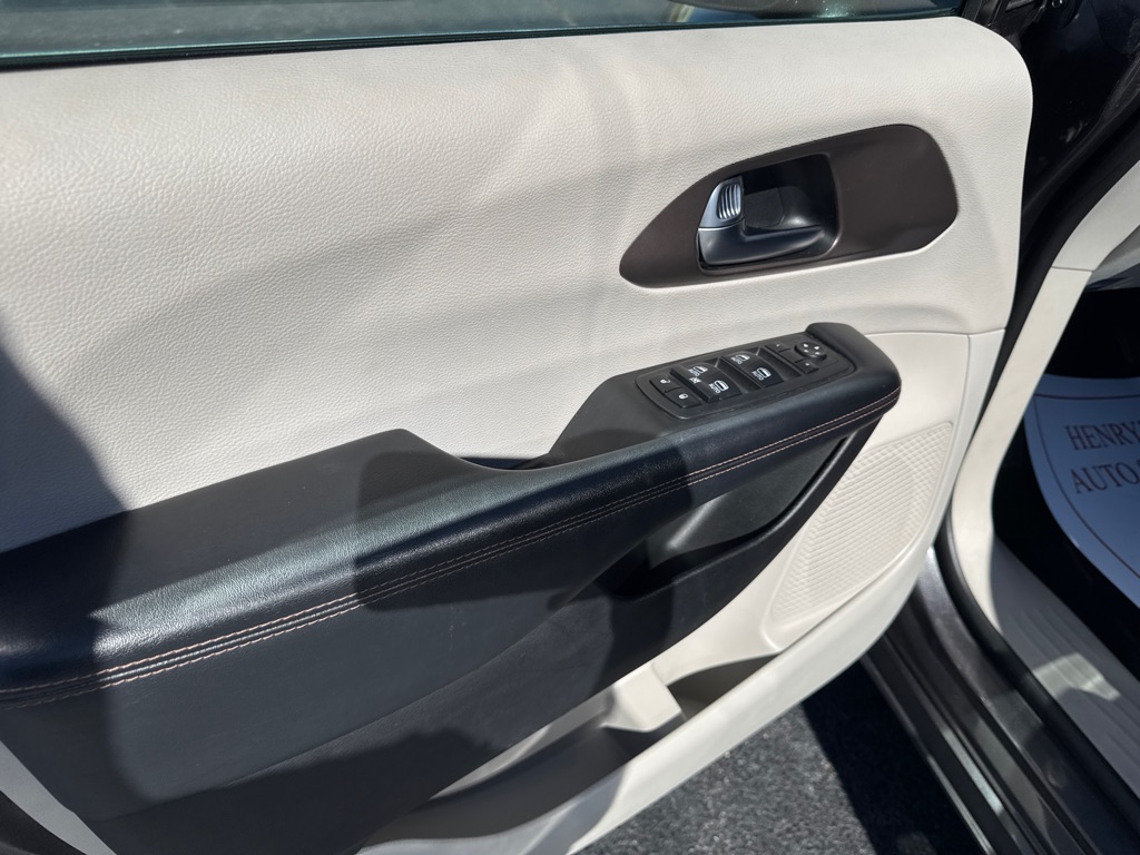 Photo 9 of this CHRYSLER PACIFICA