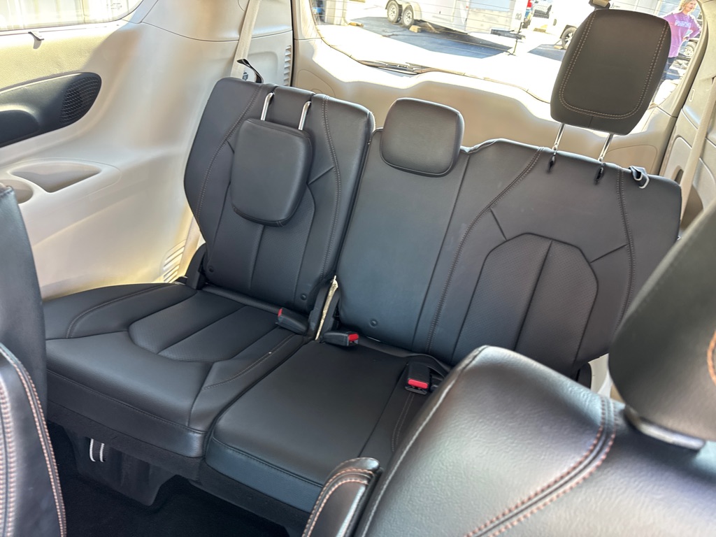 Photo 16 of this CHRYSLER PACIFICA