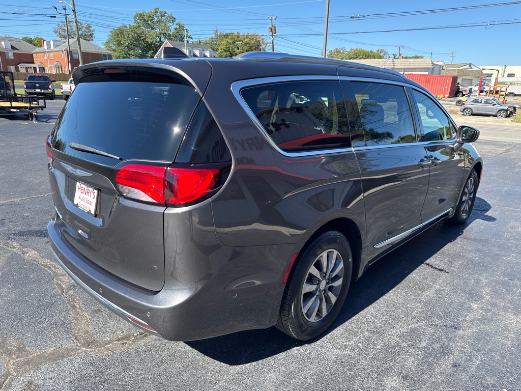 Photo 5 of this CHRYSLER PACIFICA