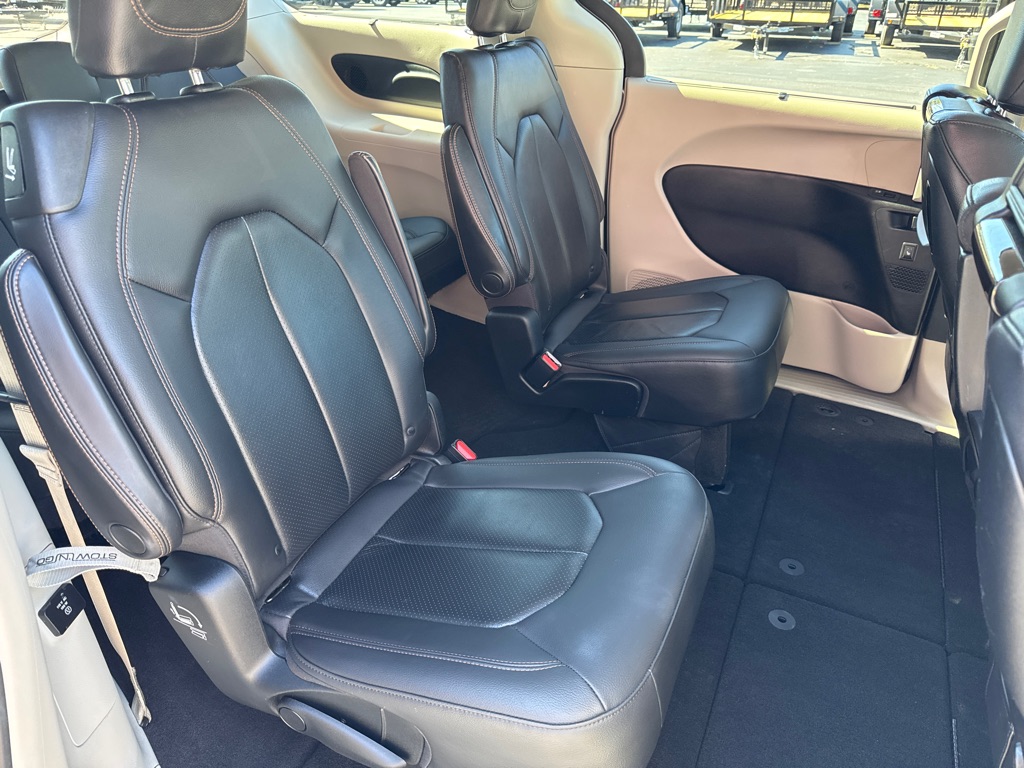 Photo 18 of this CHRYSLER PACIFICA