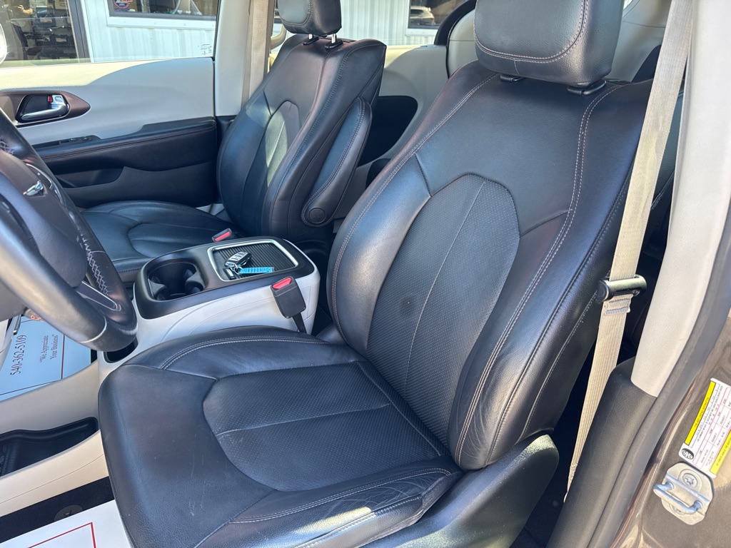 Photo 10 of this CHRYSLER PACIFICA