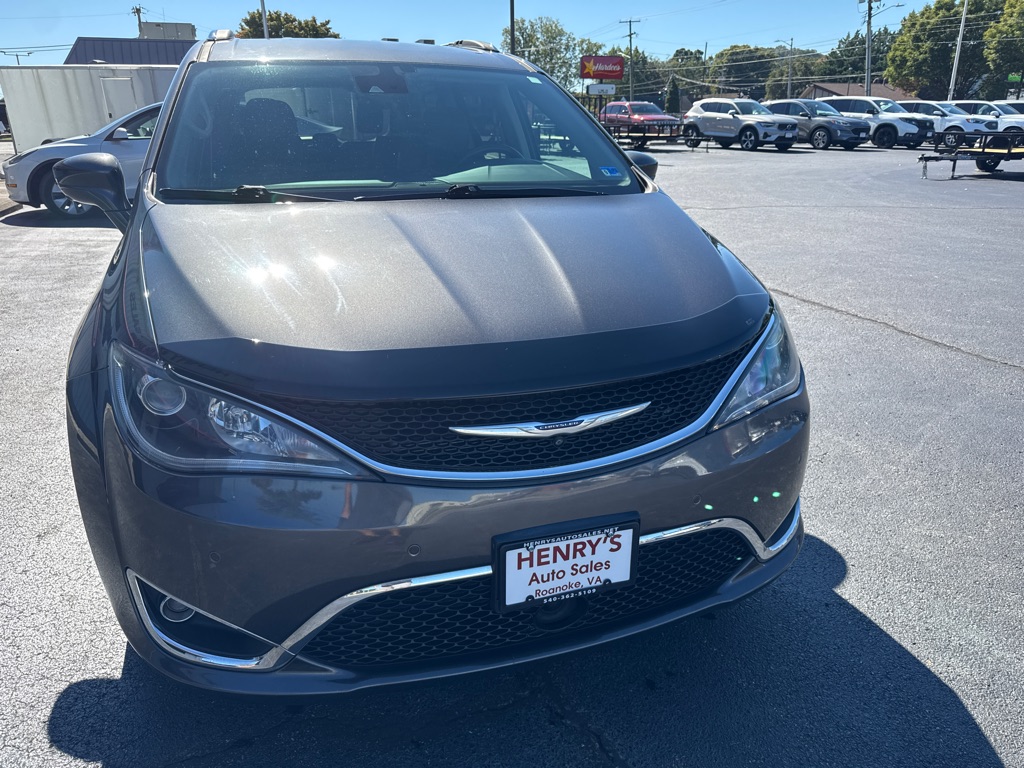 Photo 3 of this CHRYSLER PACIFICA