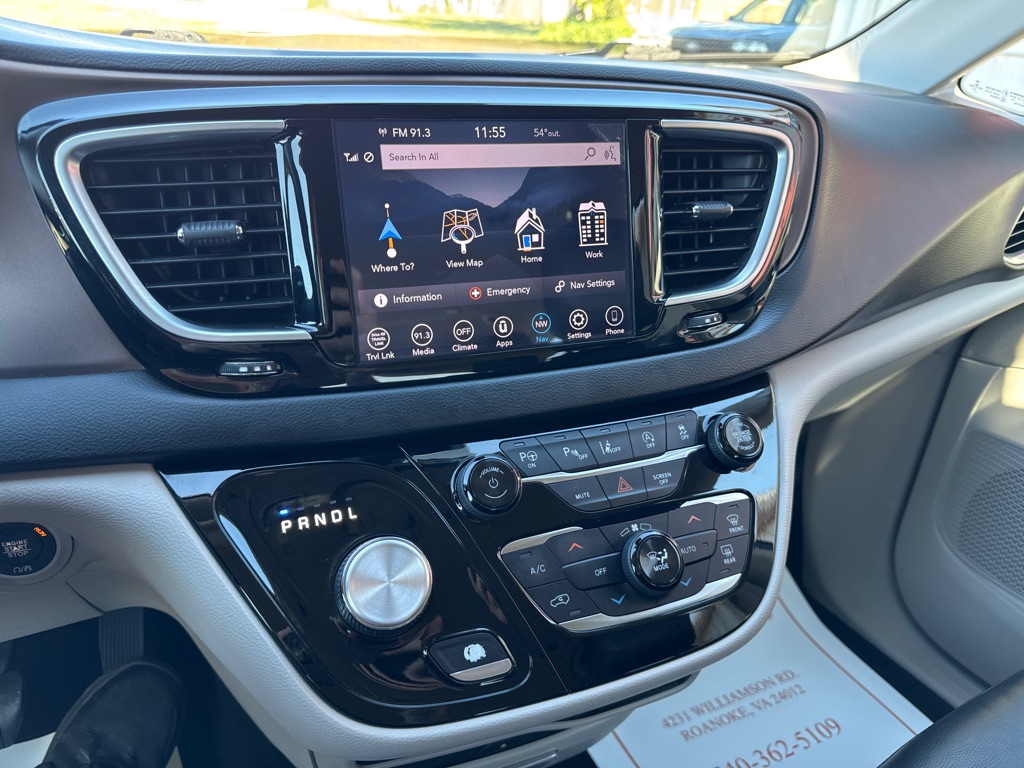 Photo 12 of this CHRYSLER PACIFICA