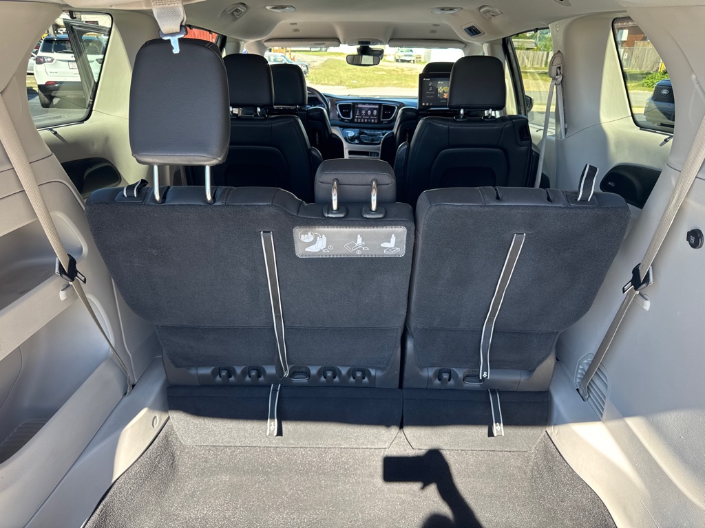 Photo 17 of this CHRYSLER PACIFICA