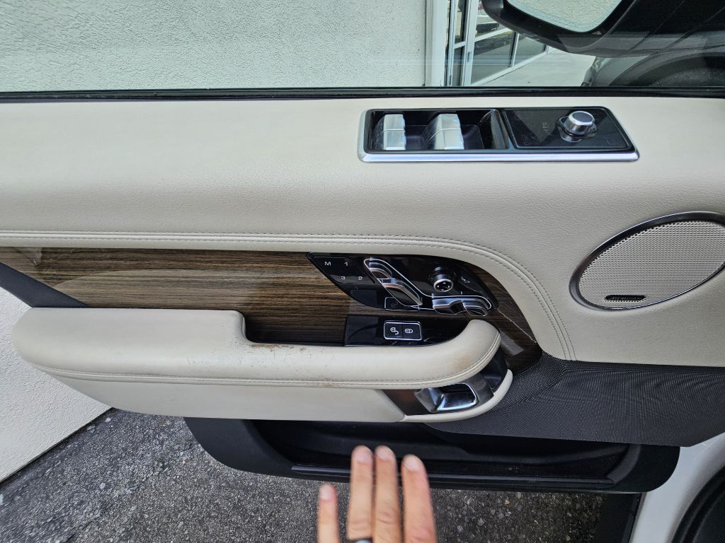 Photo 17 of this LAND ROVER RANGE ROVER