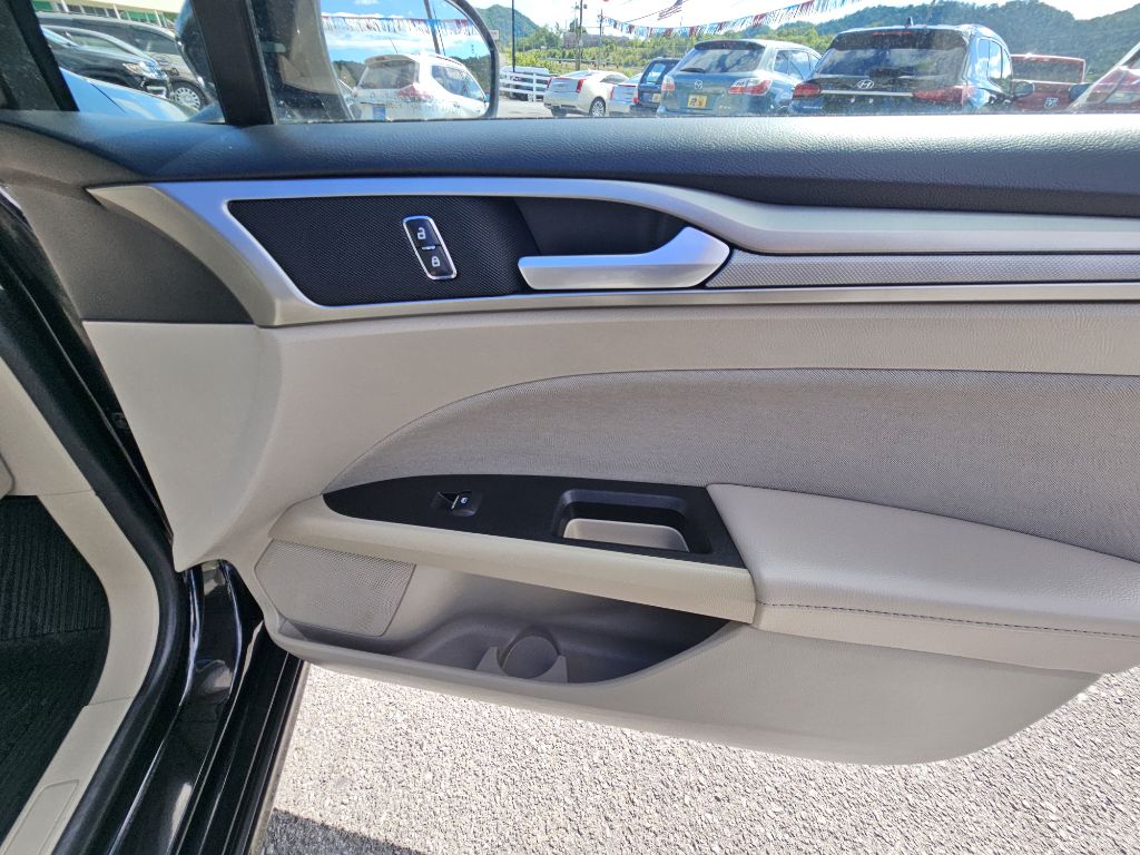Photo 17 of this FORD FUSION HYBRID