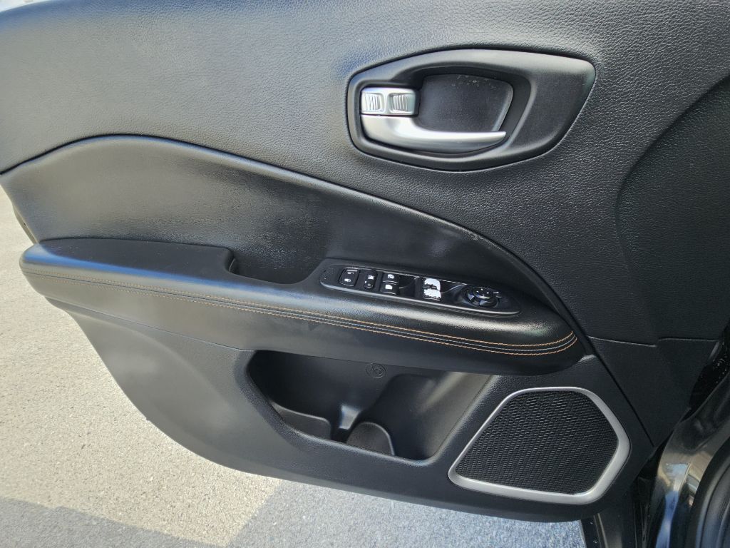 Photo 18 of this JEEP COMPASS
