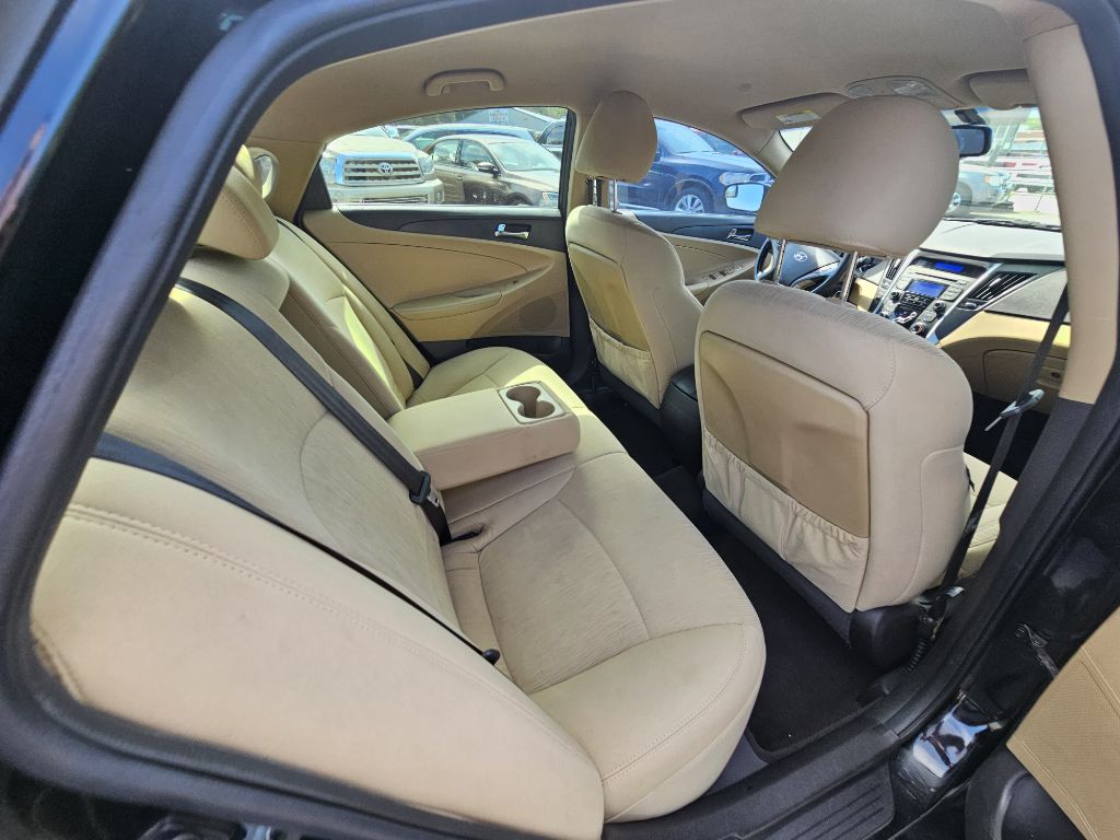 Photo 11 of this HYUNDAI SONATA