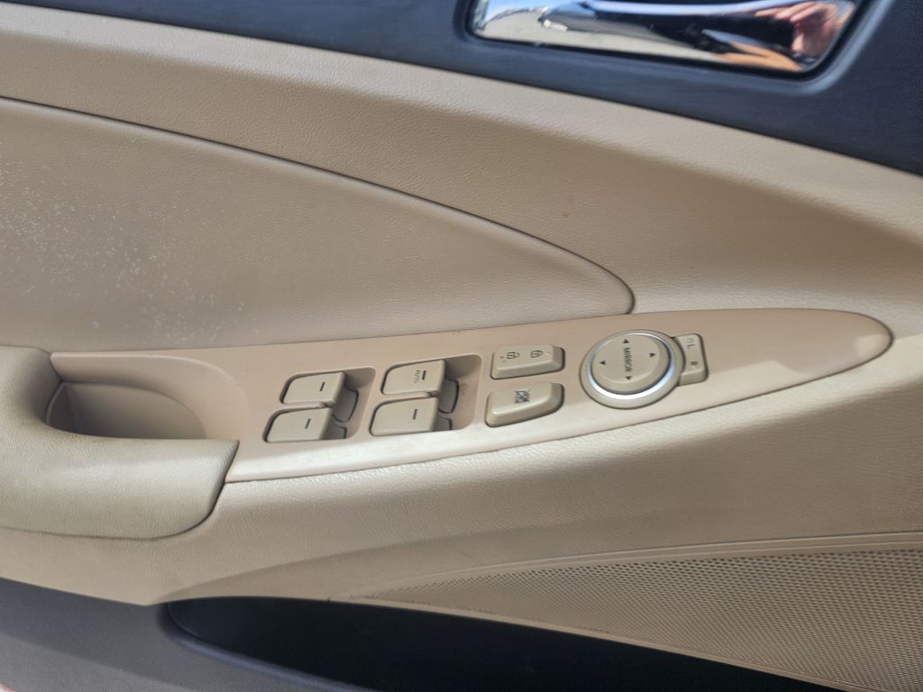 Photo 12 of this HYUNDAI SONATA