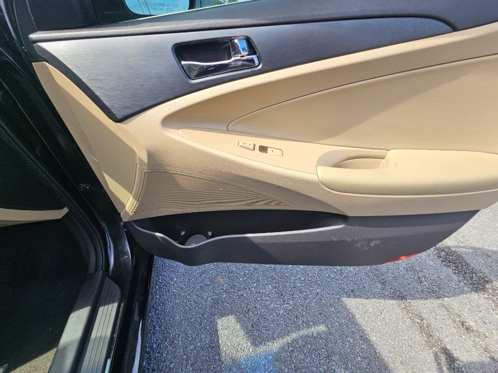 Photo 13 of this HYUNDAI SONATA
