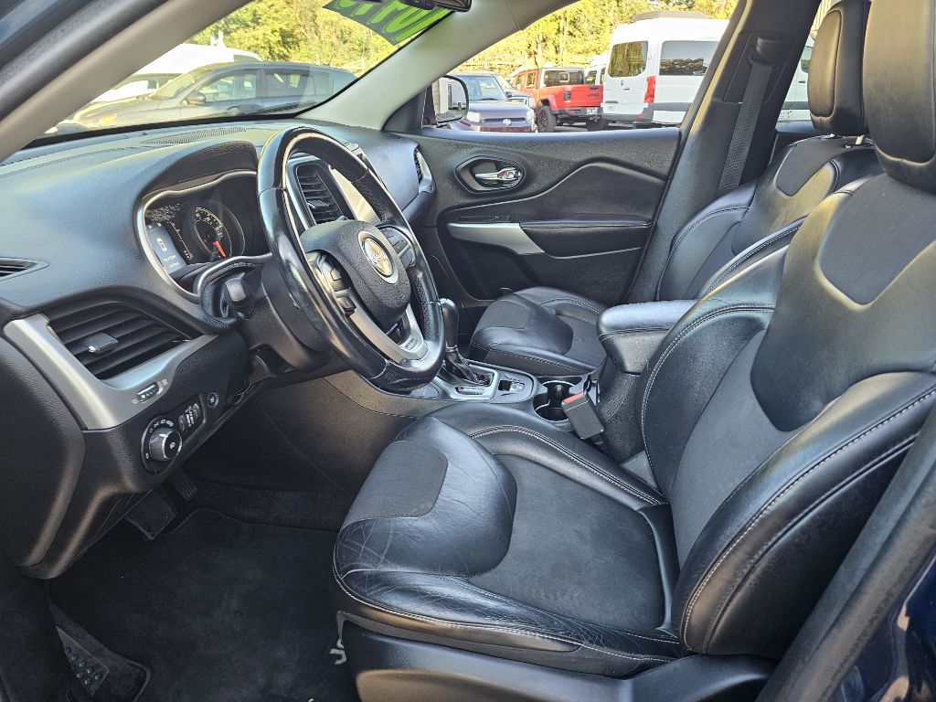Photo 7 of this JEEP CHEROKEE