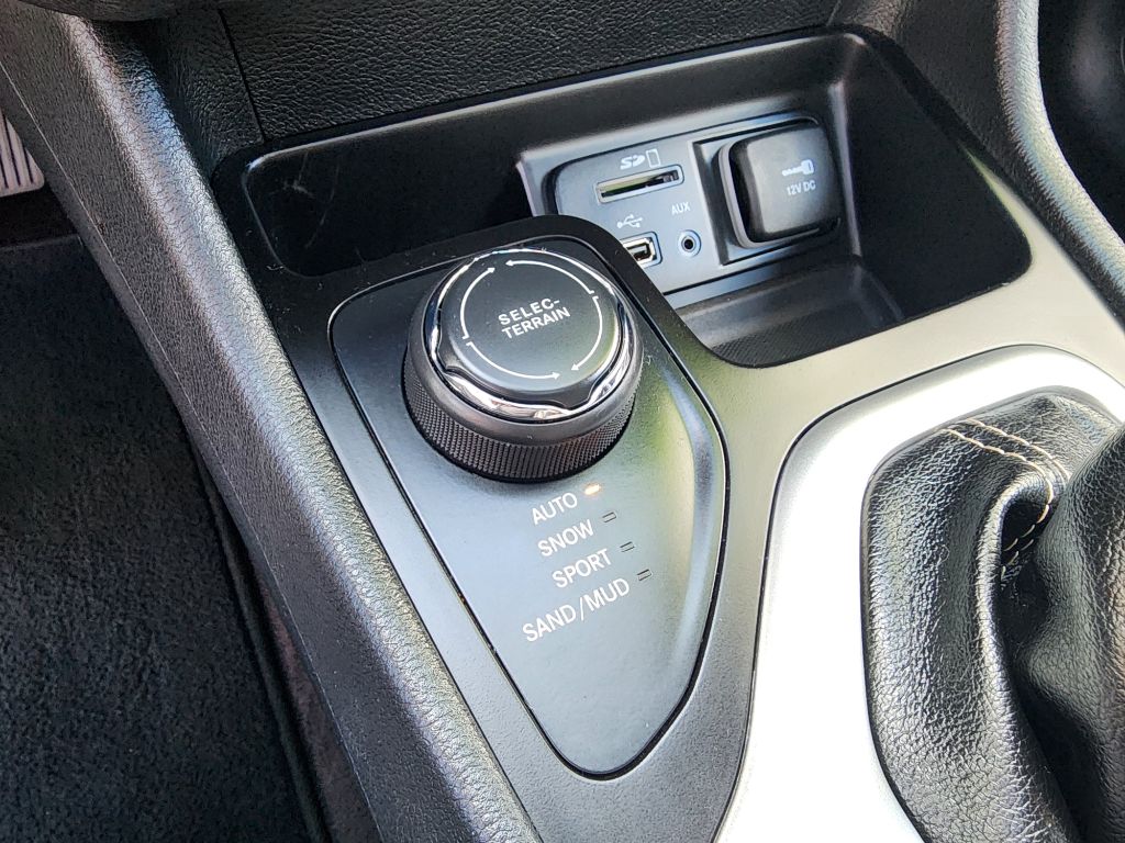 Photo 14 of this JEEP CHEROKEE