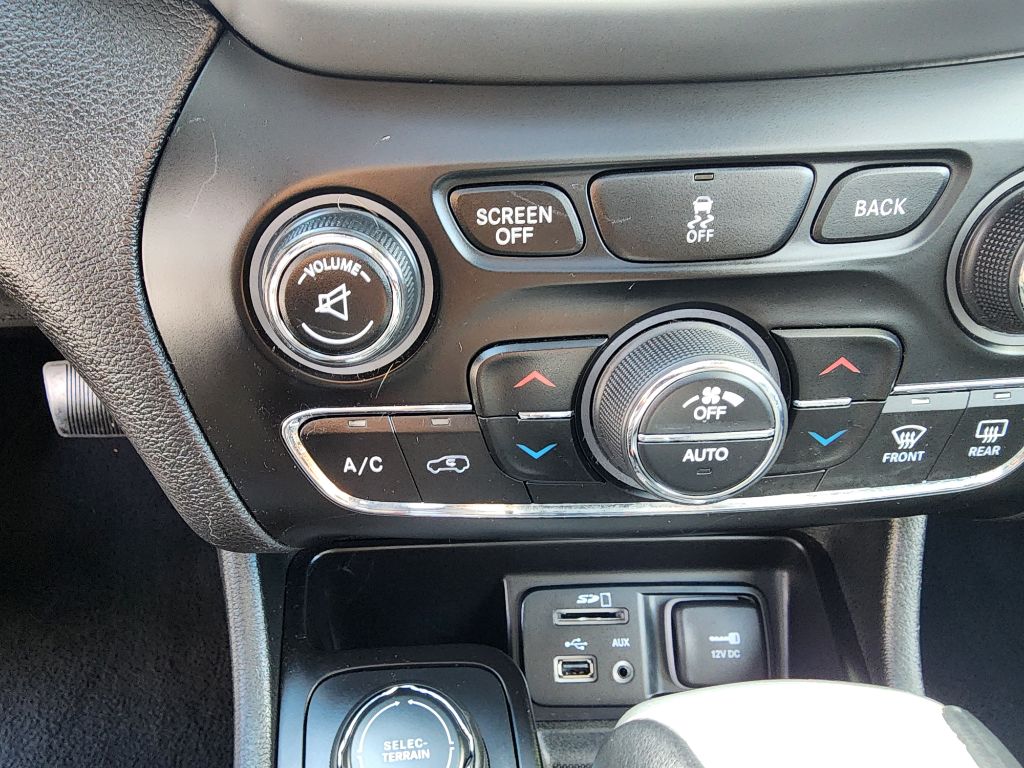 Photo 13 of this JEEP CHEROKEE