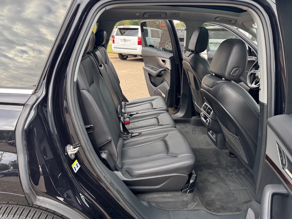 Photo 28 of this AUDI Q7