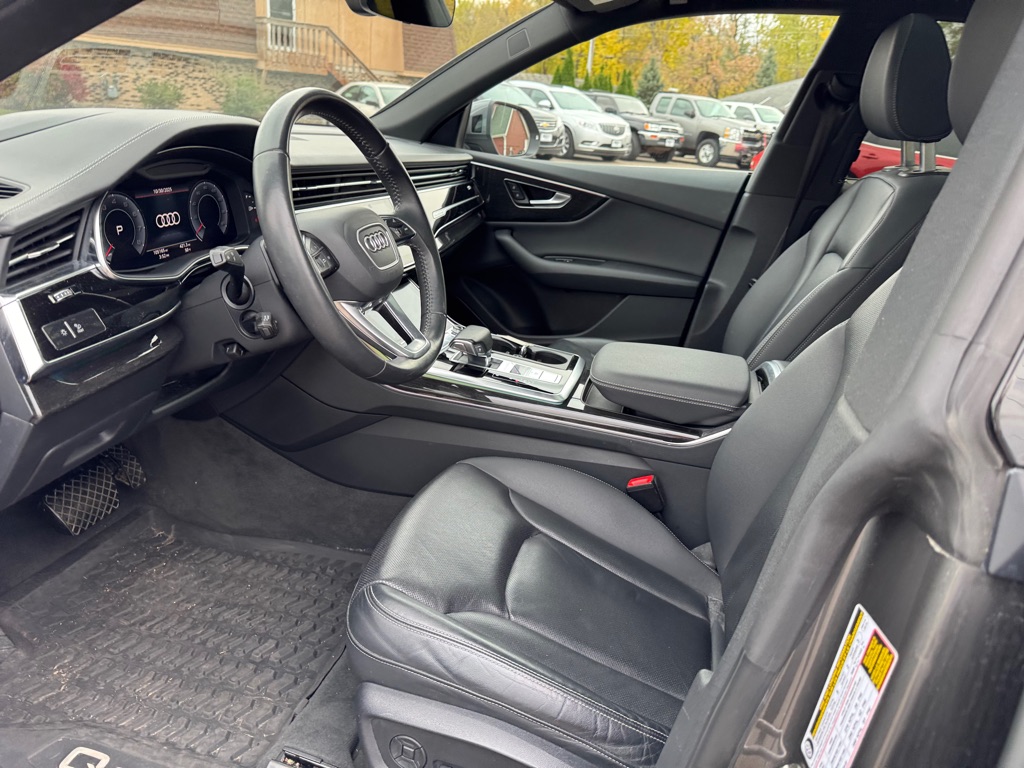 Photo 17 of this AUDI Q8