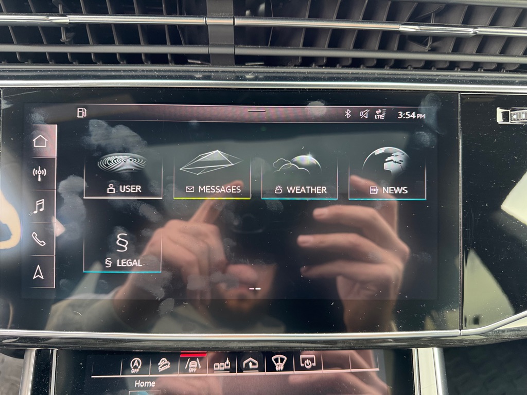 Photo 43 of this AUDI Q8