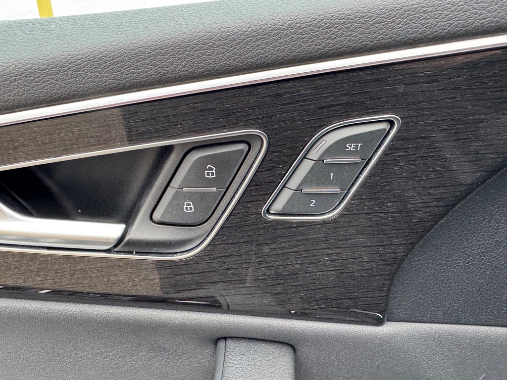 Photo 21 of this AUDI Q8