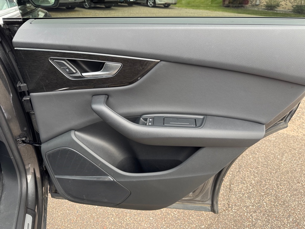 Photo 30 of this AUDI Q8