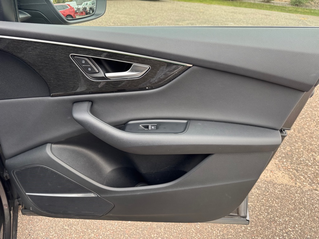 Photo 34 of this AUDI Q8