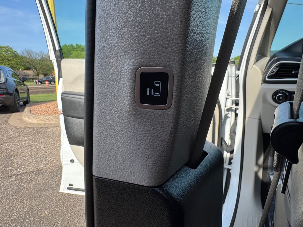 Photo 22 of this CHRYSLER PACIFICA PLUG-I