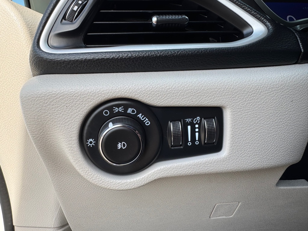 Photo 60 of this CHRYSLER PACIFICA PLUG-I